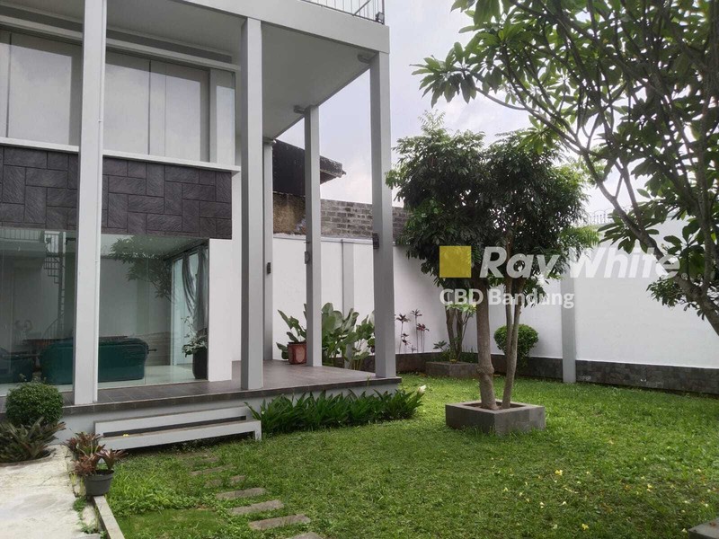 Rumah Mewah 2,5 Lantai di Setiabudi Regency Bandung Utara