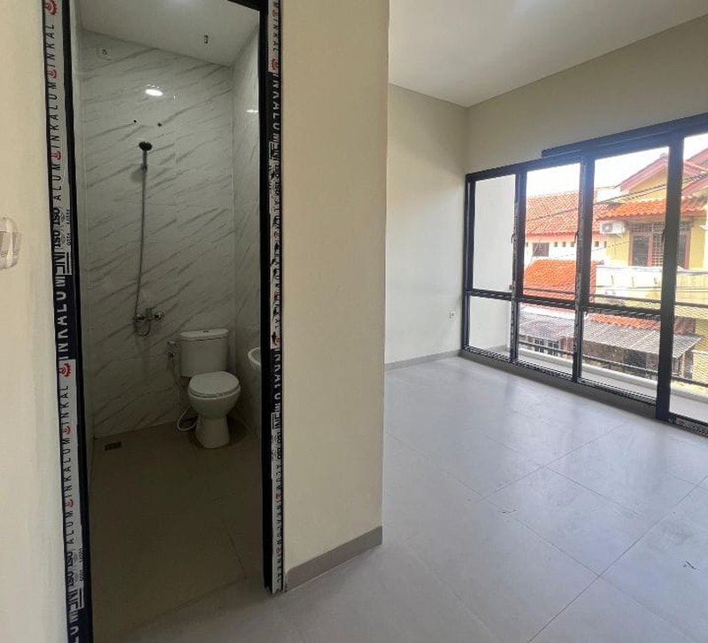 Rumah Baru 2 Lantai, Cantik Mewah, Di Griya Taman Tiga Putra Limo, 3 Menit Ke Mesjid Kubah Emas Depok