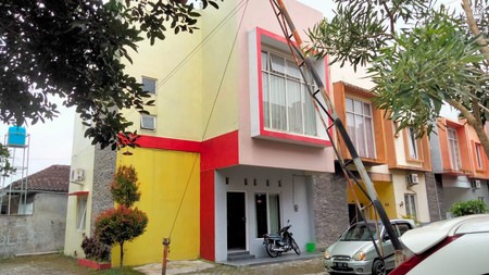 Rumah / Kostel 4 Kamar Dekat Gembiraloka Zoo Tengah Kota Umbulharjo Yogyakarta