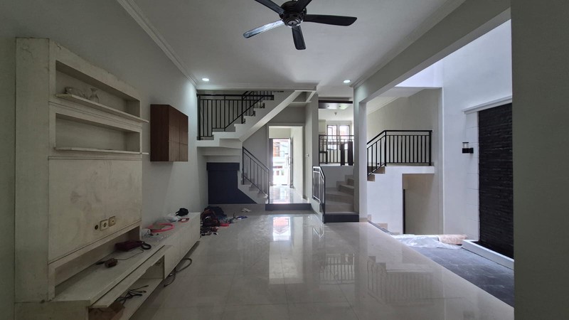 RUMAH SEWA TEBET BARAT - AKSES 3 MOBIL - 4+1 KT - 250 m² BANGUNAN