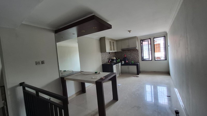RUMAH SEWA TEBET BARAT - AKSES 3 MOBIL - 4+1 KT - 250 m² BANGUNAN