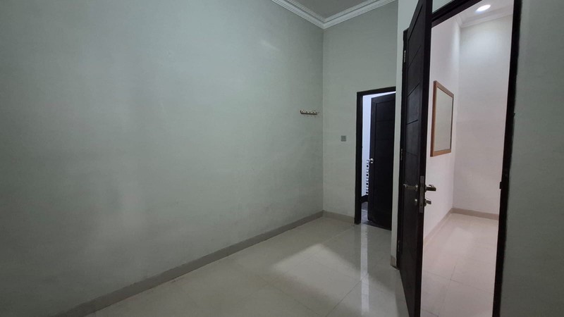 RUMAH SEWA TEBET BARAT - AKSES 3 MOBIL - 4+1 KT - 250 m² BANGUNAN