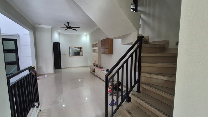 RUMAH SEWA TEBET BARAT - AKSES 3 MOBIL - 4+1 KT - 250 m² BANGUNAN