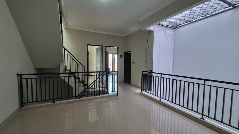 RUMAH SEWA TEBET BARAT - AKSES 3 MOBIL - 4+1 KT - 250 m² BANGUNAN