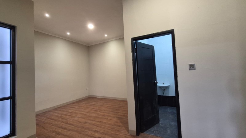 RUMAH SEWA TEBET BARAT - AKSES 3 MOBIL - 4+1 KT - 250 m² BANGUNAN