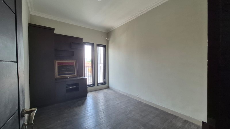 RUMAH SEWA TEBET BARAT - AKSES 3 MOBIL - 4+1 KT - 250 m² BANGUNAN