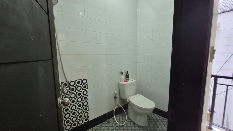 RUMAH SEWA TEBET BARAT - AKSES 3 MOBIL - 4+1 KT - 250 m² BANGUNAN