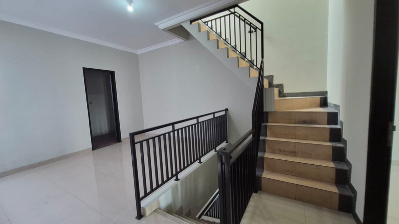 RUMAH SEWA TEBET BARAT - AKSES 3 MOBIL - 4+1 KT - 250 m² BANGUNAN