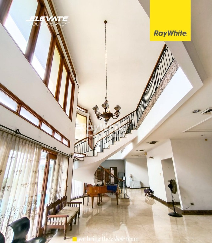 Rumah Mewah Asri Dengan Kolam Renang Lokasi Premium Pondok Indah, Jaksel