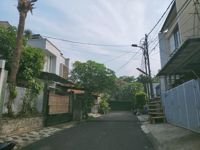 Dijual Rumah cantik siap pakai dekat MRT di Lebak Lestari Indah