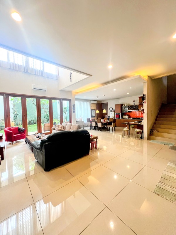 Giri Loka 2, Rumah mewah besar  Ruang Keluarga luas, dan Area taman di belakang