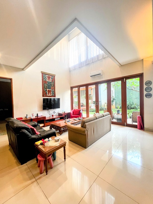 Giri Loka 2, Rumah mewah besar  Ruang Keluarga luas, dan Area taman di belakang