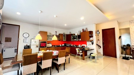 Giri Loka 2, Rumah mewah besar  Ruang Keluarga luas, dan Area taman di belakang