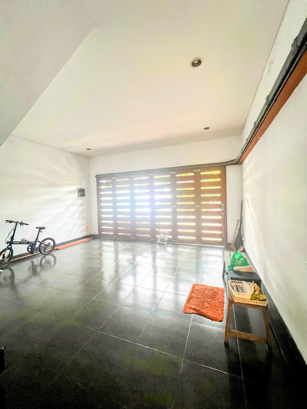 Giri Loka 2, Rumah mewah besar  Ruang Keluarga luas, dan Area taman di belakang