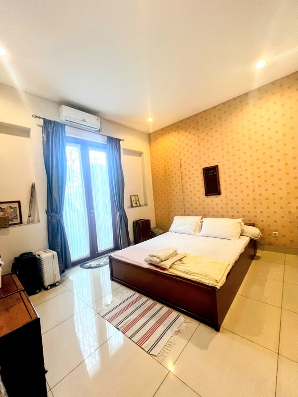 Giri Loka 2, Rumah mewah besar  Ruang Keluarga luas, dan Area taman di belakang