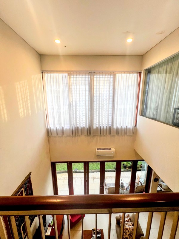 Giri Loka 2, Rumah mewah besar  Ruang Keluarga luas, dan Area taman di belakang