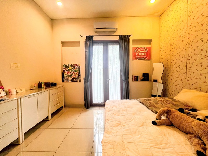 Giri Loka 2, Rumah mewah besar  Ruang Keluarga luas, dan Area taman di belakang