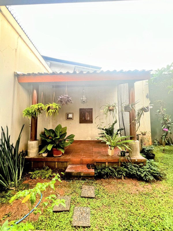 Giri Loka 2, Rumah mewah besar  Ruang Keluarga luas, dan Area taman di belakang