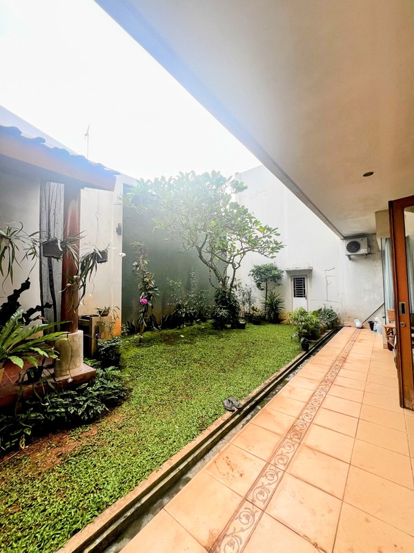 Giri Loka 2, Rumah mewah besar  Ruang Keluarga luas, dan Area taman di belakang