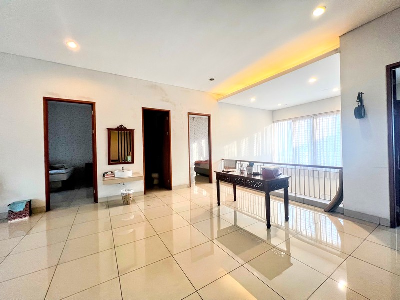 Giri Loka 2, Rumah mewah besar  Ruang Keluarga luas, dan Area taman di belakang