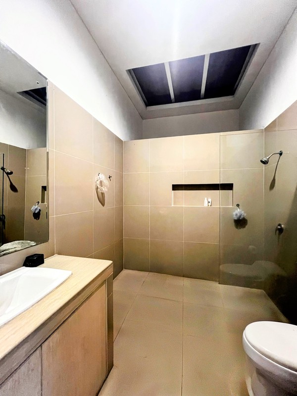 Giri Loka 2, Rumah mewah besar  Ruang Keluarga luas, dan Area taman di belakang