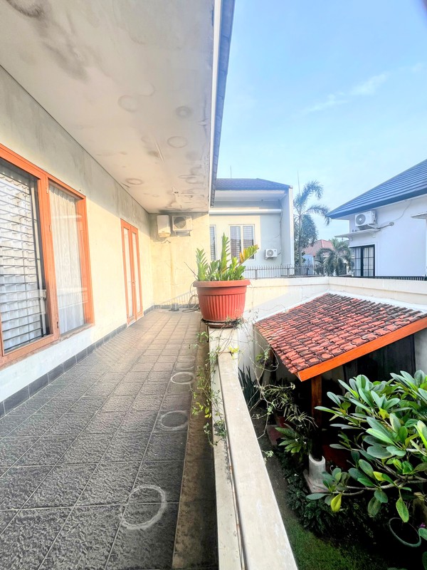 Giri Loka 2, Rumah mewah besar  Ruang Keluarga luas, dan Area taman di belakang