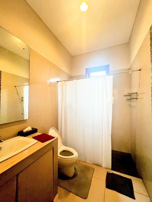 Giri Loka 2, Rumah mewah besar  Ruang Keluarga luas, dan Area taman di belakang