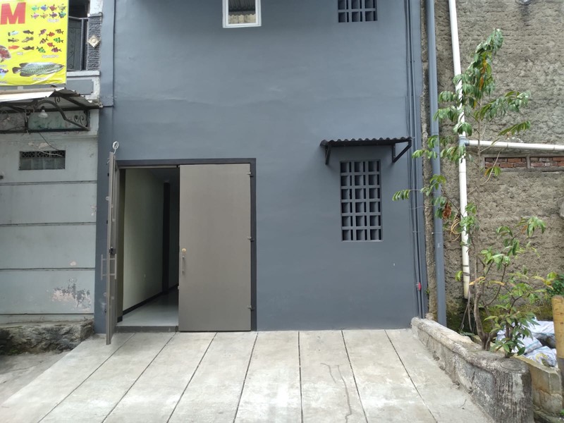 Rumah Toko 3 Lantai di Kawasan Komersial Terusan Jalan Jakarta