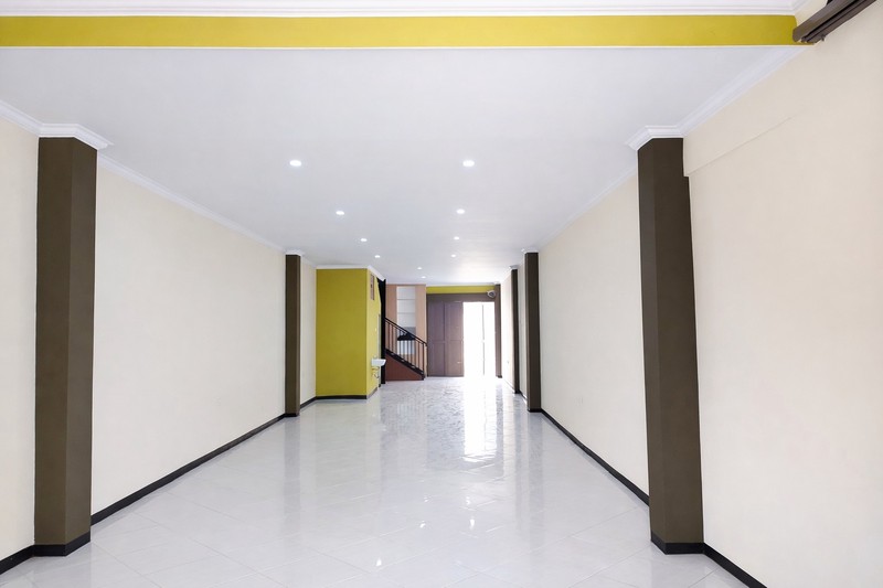 Rumah Toko 3 Lantai di Kawasan Komersial Terusan Jalan Jakarta