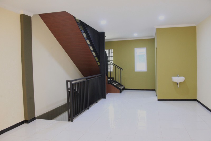 Rumah Toko 3 Lantai di Kawasan Komersial Terusan Jalan Jakarta