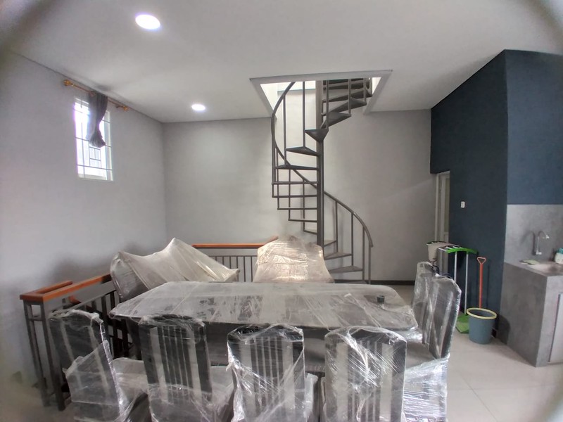 Lokasi Strategis Rumah Kantor 2,5 Lantai di Riung Bandung 