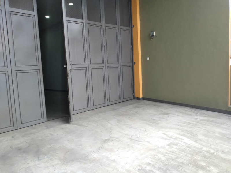 Lokasi Strategis Rumah Kantor 2,5 Lantai di Riung Bandung 