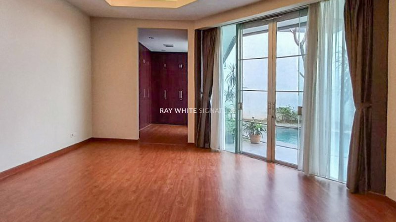 Rumah Lama Siap Huni di Jl Wijaya 3 Lokasi Prime