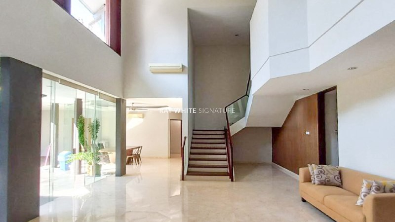 Rumah Lama Siap Huni di Jl Wijaya 3 Lokasi Prime