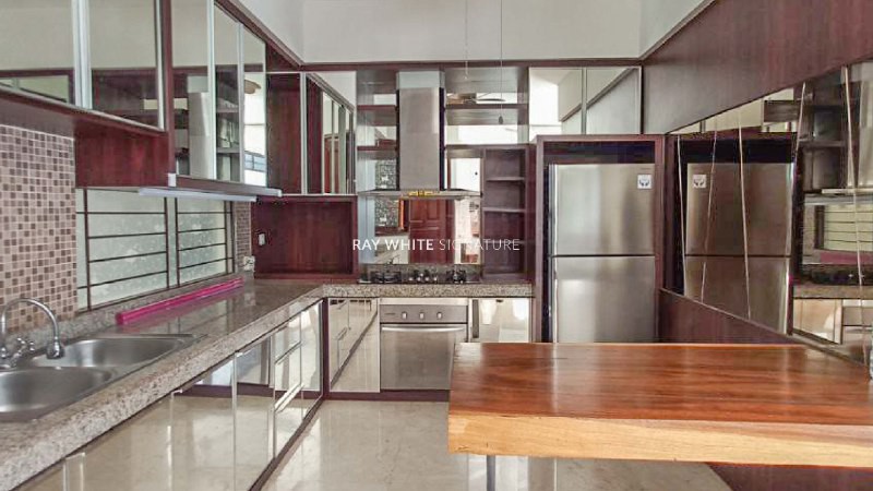 Rumah Lama Siap Huni di Jl Wijaya 3 Lokasi Prime