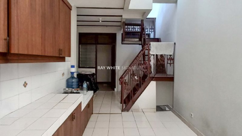 Rumah Lama Siap Huni di Jl Wijaya 3 Lokasi Prime