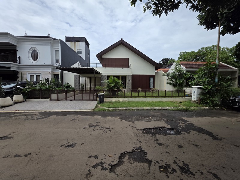 Rumah Bagus Bersih dan Rapi, Siap Huni Asri di Puri Bintaro, Sektor 9