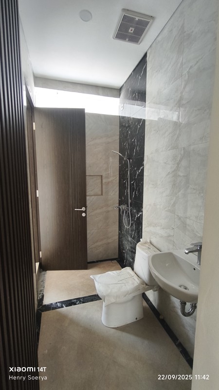 1861. Dijual Rumah Baru International Village Citraland Utama Surabaya Barat 