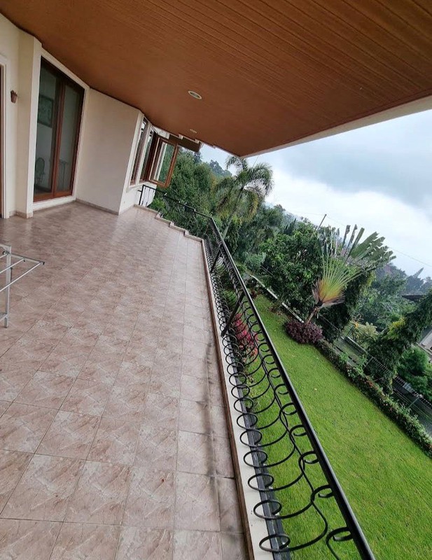 Dijual 2500 m2 Villa Puncak Prigren - Ledug - Pasuruan - Jawa Timur - Full Furnished - Mewah 2 Lantai - Taman Hijau Asri Luas - Udara Sejuk - Air Pegunungan GRATIS  - Surat HGB