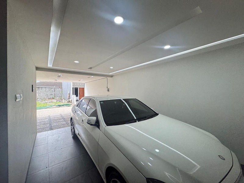 Brand New Rumah 3,5 Lantai Desain American Classic di Jagakarsa