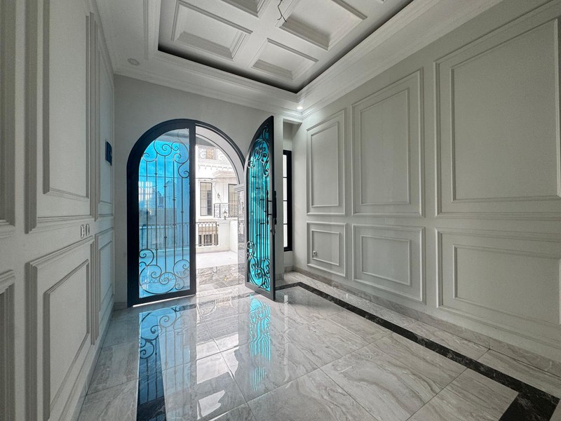 Brand New Rumah 3,5 Lantai Desain American Classic di Jagakarsa