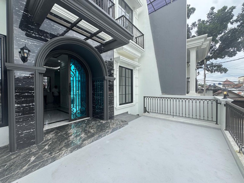 Brand New Rumah 3,5 Lantai Desain American Classic di Jagakarsa