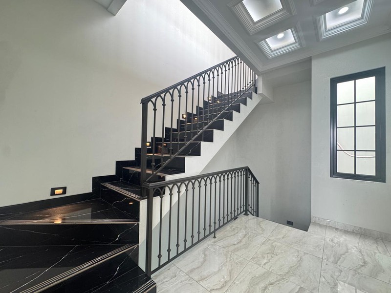 Brand New Rumah 3,5 Lantai Desain American Classic di Jagakarsa