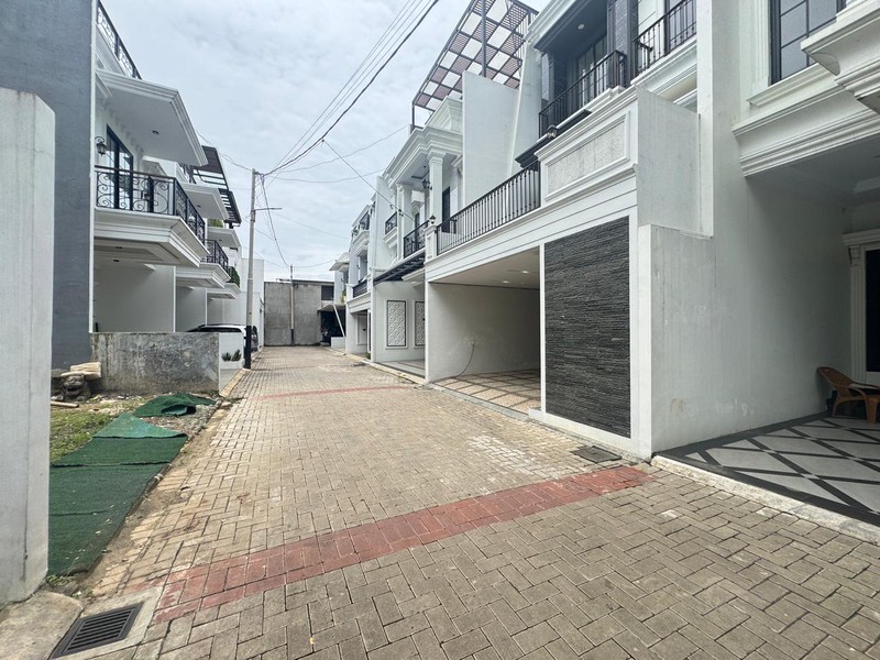 Brand New Rumah 3,5 Lantai Desain American Classic di Jagakarsa