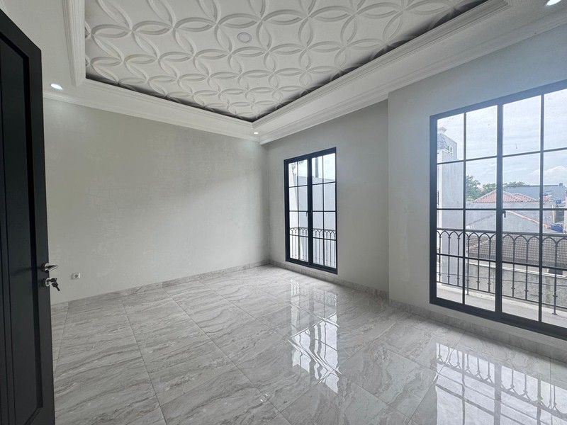 Brand New Rumah 3,5 Lantai Desain American Classic di Jagakarsa