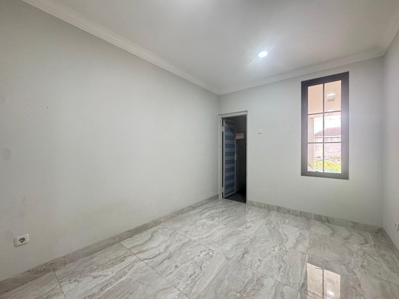 Brand New Rumah 3,5 Lantai Desain American Classic di Jagakarsa