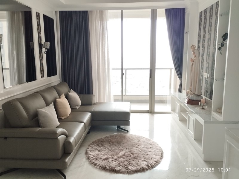 2011. Apartemen Taman Anggrek Residence 