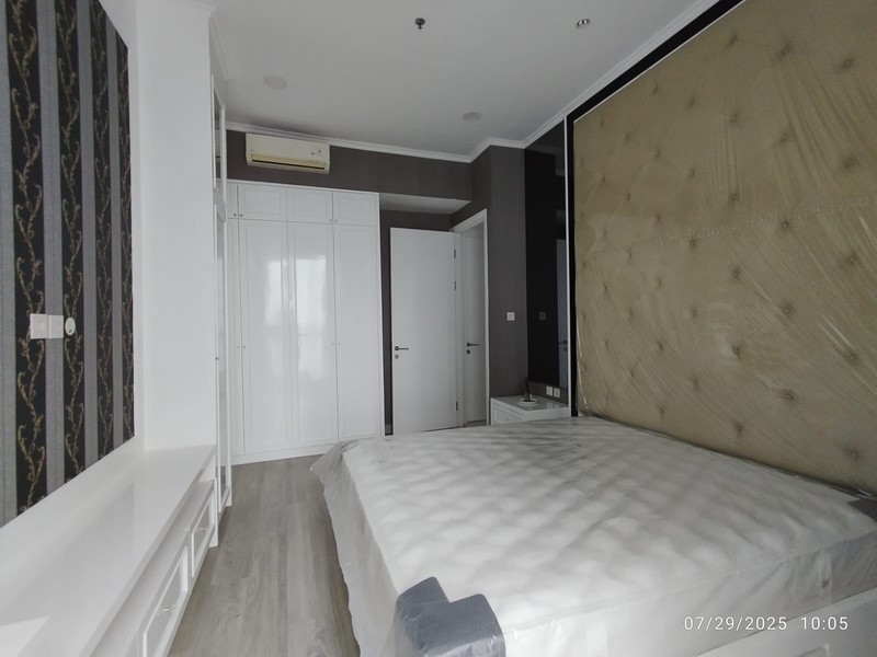 2011. Apartemen Taman Anggrek Residence 