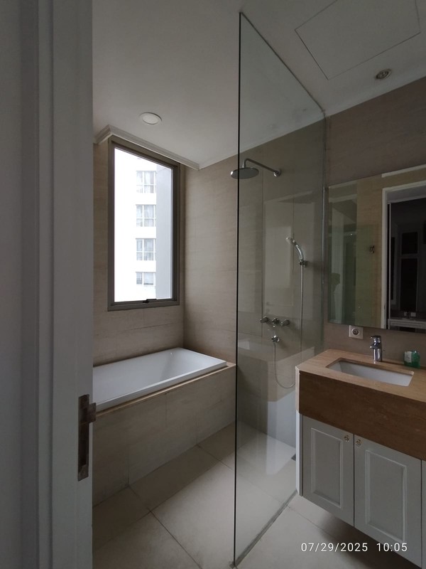 2011. Apartemen Taman Anggrek Residence 