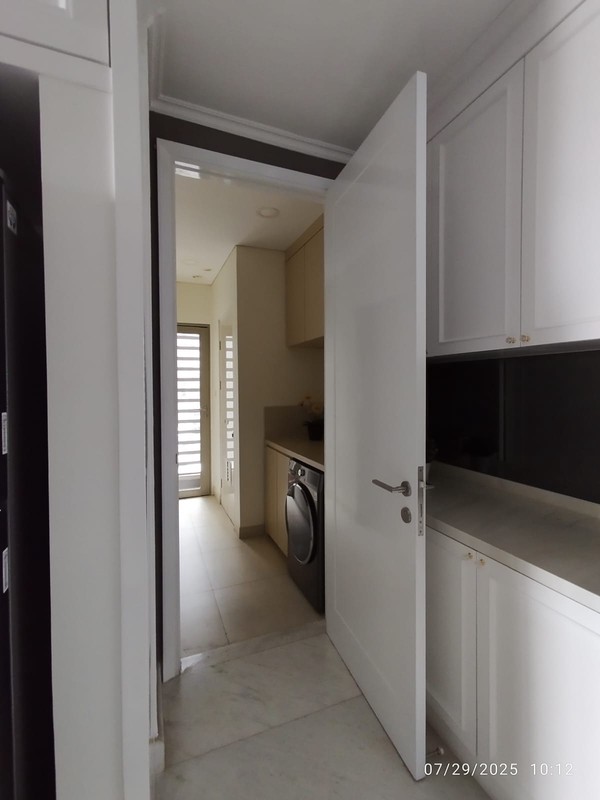 2011. Apartemen Taman Anggrek Residence 